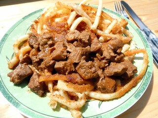 angebratene Rohrnudeln mit Gulasch