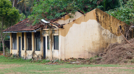 A house with a roof that is missing