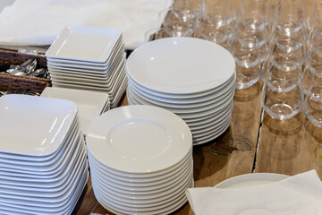 重ねた食器、取り皿、レストラン、ビュッフェ、バイキング
