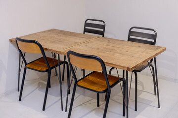 木製テーブルとイス、飲食店