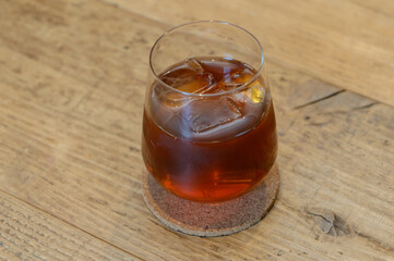 ガラスのコップに入った麦茶