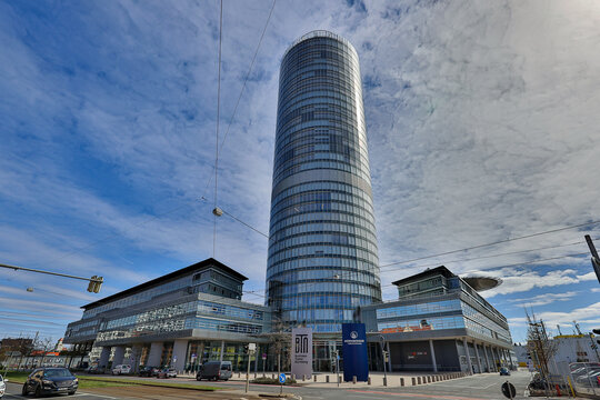Gesamtansicht des Business Tower N&uuml;rnberg an der Ostendstra&szlig;e in N&uuml;rnberg. Der Geb&auml;udekomplex dient als Hauptsitz der N&uuml;rnberger Versicherung 