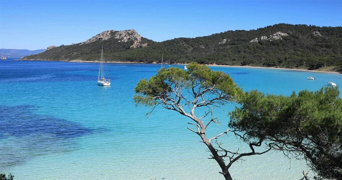 La Plage Notre Dame sous un grand ciel bleu sur &Icirc;le de Porquerolles