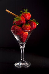 copa de cristal llena de fresas