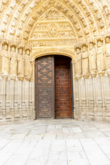 Fototapeta premium Symbolic Lion Sculpture at Historic Ávila Cathedral