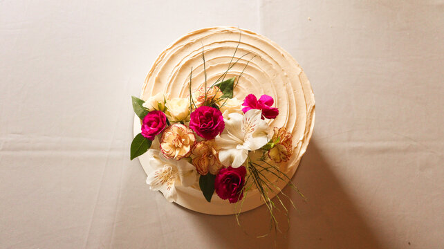 Bolo de casamento decorado sobre mesa elegante. Detalhes rom&acirc;nticos e festivos, perfeito para temas de casamento e celebra&ccedil;&otilde;es