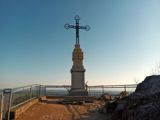 Gipfelkreuz auf dem Litermont bei Nalbach im Landkreis Saarlouis im Saarland. Aussicht vom...