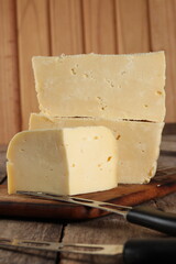 Queijo fresco cortado e decorado com ervas