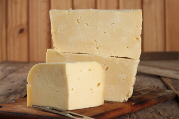 Queijo fresco cortado e decorado com ervas