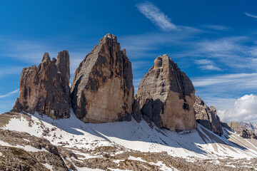 Frontaler Blick auf die Drei Zinnen der Dolomiten in S&uuml;dtirol