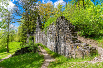 Alte Ruine im Stadtpark der Stadt Füssen im Ostallgäu