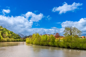 Fluss Lech an der Stadt Füssen im Ostallgäu in Bayern