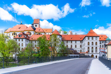 Brücke über den Lech in die Stadt Füssen im Ostallgäu in Bayern