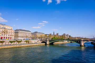 Fototapeta premium Les quais de la Seine à Paris capitale de la France