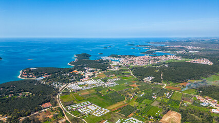 Fototapeta premium Aerial photo of the stunning Limski Kanal and Camping Koversada near Vrsar, Croatia. The landscape features lush greenery, crystal-clear turquoise waters, and winding coastline — a true Adriatic