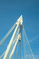 Obraz premium Steel inclined pylon of Golden Jubilee Cable-stayed footbridges across the River Thames in London