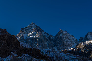 Fototapeta premium L’inverno ai piedi del Monviso: l’incanto del lago Fiorenza ricoperto di ghiaccio