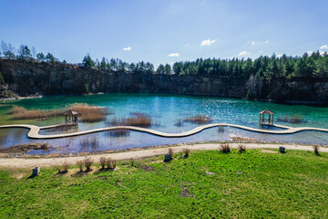 Park Gródek, najsłynniejszy obecnie Park na terenie Jaworzna na Śląsku w Polsce. Lazurowa woda, kładka na zbiorniku wodnym. Panorama z lotu ptaka. © Franciszek