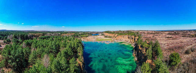 Park Gródek, najsłynniejszy obecnie Park na terenie Jaworzna na Śląsku w Polsce. Lazurowa woda, kładka na zbiorniku wodnym. Panorama z lotu ptaka. © Franciszek
