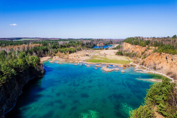 Park Gródek, najsłynniejszy obecnie Park na terenie Jaworzna na Śląsku w Polsce. Lazurowa woda, kładka na zbiorniku wodnym. Panorama z lotu ptaka. © Franciszek