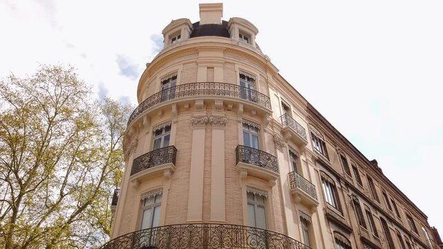 Fa&ccedil;ade arrondie immeuble haussmannien en travelling France Toulouse