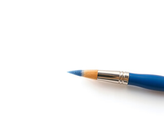 Naklejka premium Wooden blue paint brush isolated on white background, perfect for artistic or DIY concepts. Generative AI