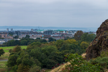 Fototapeta premium Beautiful view from Arthur's Seat to Edinburgh and the surrounding landscape. Hiking in Scotland.