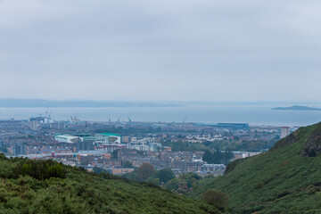 Obraz premium Beautiful view from Arthur's Seat to Edinburgh and the surrounding landscape. Hiking in Scotland.