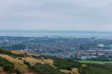 Obraz premium Beautiful view from Arthur's Seat to Edinburgh and the surrounding landscape. Hiking in Scotland.
