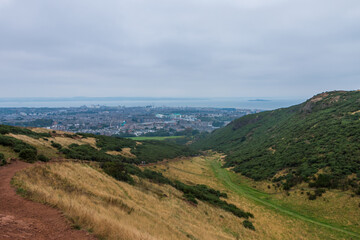 Obraz premium Beautiful view from Arthur's Seat to Edinburgh and the surrounding landscape. Hiking in Scotland.