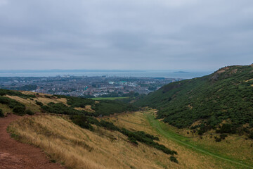 Fototapeta premium Beautiful view from Arthur's Seat to Edinburgh and the surrounding landscape. Hiking in Scotland.