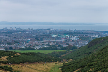 Fototapeta premium Beautiful view from Arthur's Seat to Edinburgh and the surrounding landscape. Hiking in Scotland.