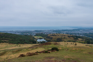 Fototapeta premium Beautiful view from Arthur's Seat to Edinburgh and the surrounding landscape. Hiking in Scotland.