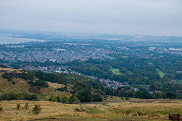 Fototapeta premium Beautiful view from Arthur's Seat to Edinburgh and the surrounding landscape. Hiking in Scotland.