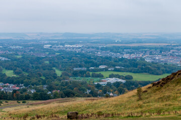 Fototapeta premium Beautiful view from Arthur's Seat to Edinburgh and the surrounding landscape. Hiking in Scotland.