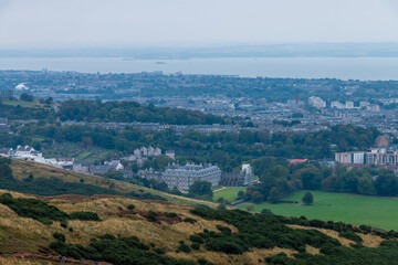 Fototapeta premium Beautiful view from Arthur's Seat to Edinburgh and the surrounding landscape. Hiking in Scotland.