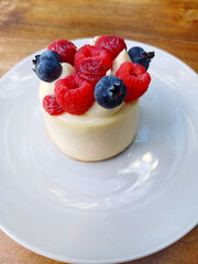 Pastel de crema y frutos del bosque. Plano Vertical.