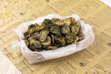 地鶏炭火焼風ポテトチップス　かご盛り　Charbroiled local chicken potato chips (basket)