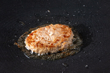 ハンバーグを鉄板のグリルで焼く　Grill the hamburger on a hot iron grill