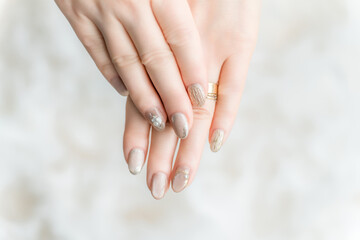 ネイルサロンでネイルをした手（マグネットジェル・ミラーライン）
