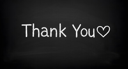 Obraz premium A chalkboard with the words 'Thank You' written in white chalk, accompanied by a heart symbol. The background is dark, emphasizing the chalk writing.