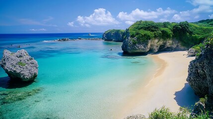 い空と穏やかな海に囲まれた岩場の海岸