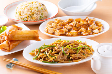 中華料理店で青椒肉絲や麻婆豆腐を食べる