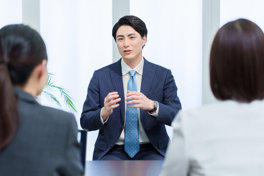 面接　監査　ヒアリング　ビジネスマン