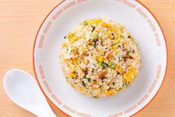 中華料理店で炒飯を食べる