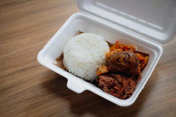 
Boxed rice uses styrofoam, containing a meal package consisting of white rice with gudeg side dishes (a typical Jogja food) with the addition of brown chicken eggs and shredded chicken.