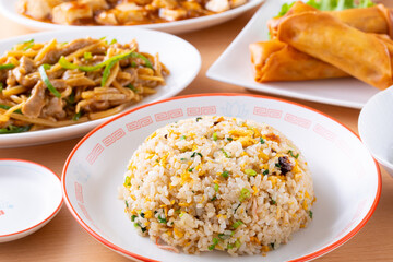 中華料理店で炒飯や青椒肉絲を食べる