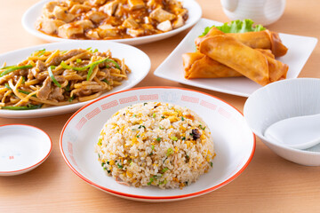中華料理店で炒飯や青椒肉絲を食べる