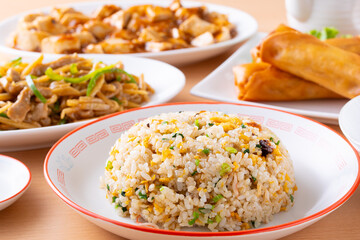 中華料理店で炒飯や青椒肉絲を食べる