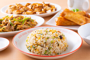 中華料理店で炒飯や青椒肉絲を食べる